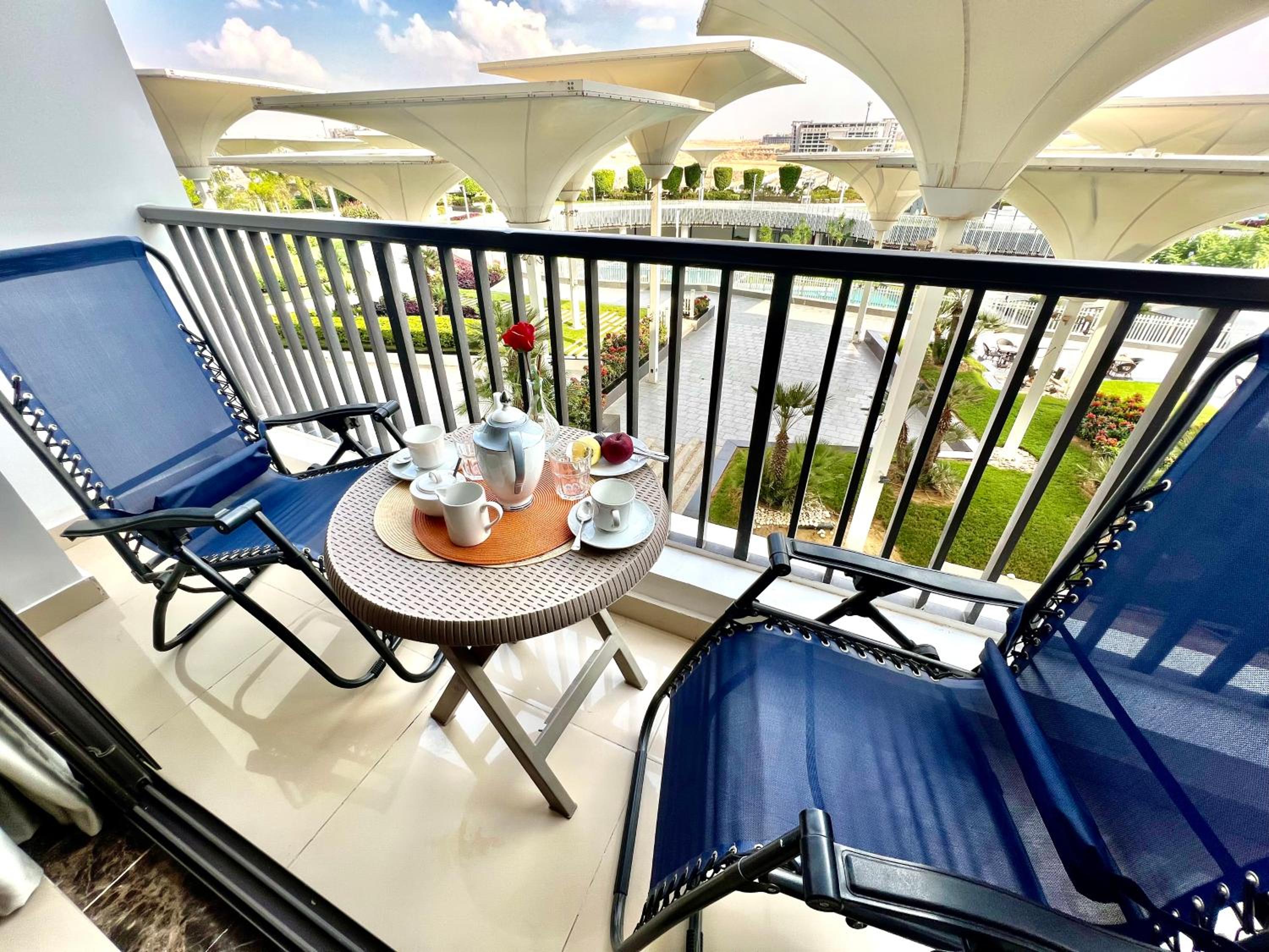 Luxury hotel apartment with pools in front AUC