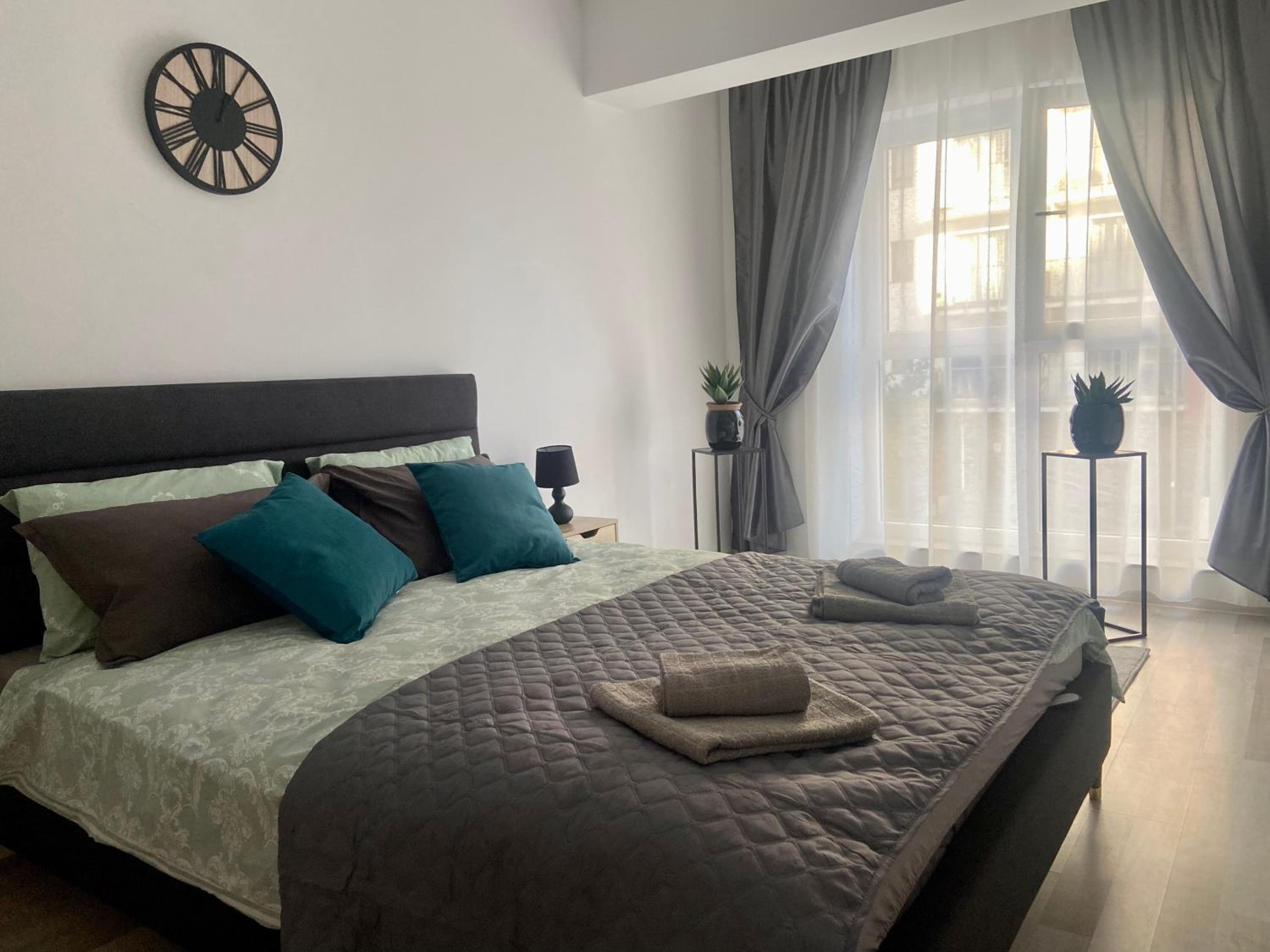 Divany Apartaments - Coresi Mall view 5