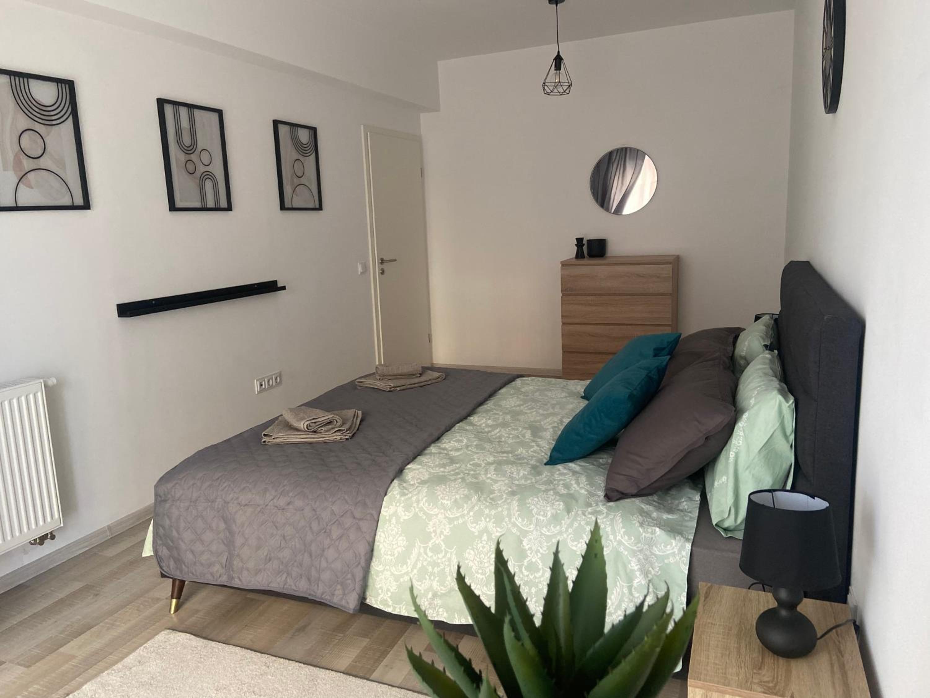 Divany Apartaments - Coresi Mall view 4