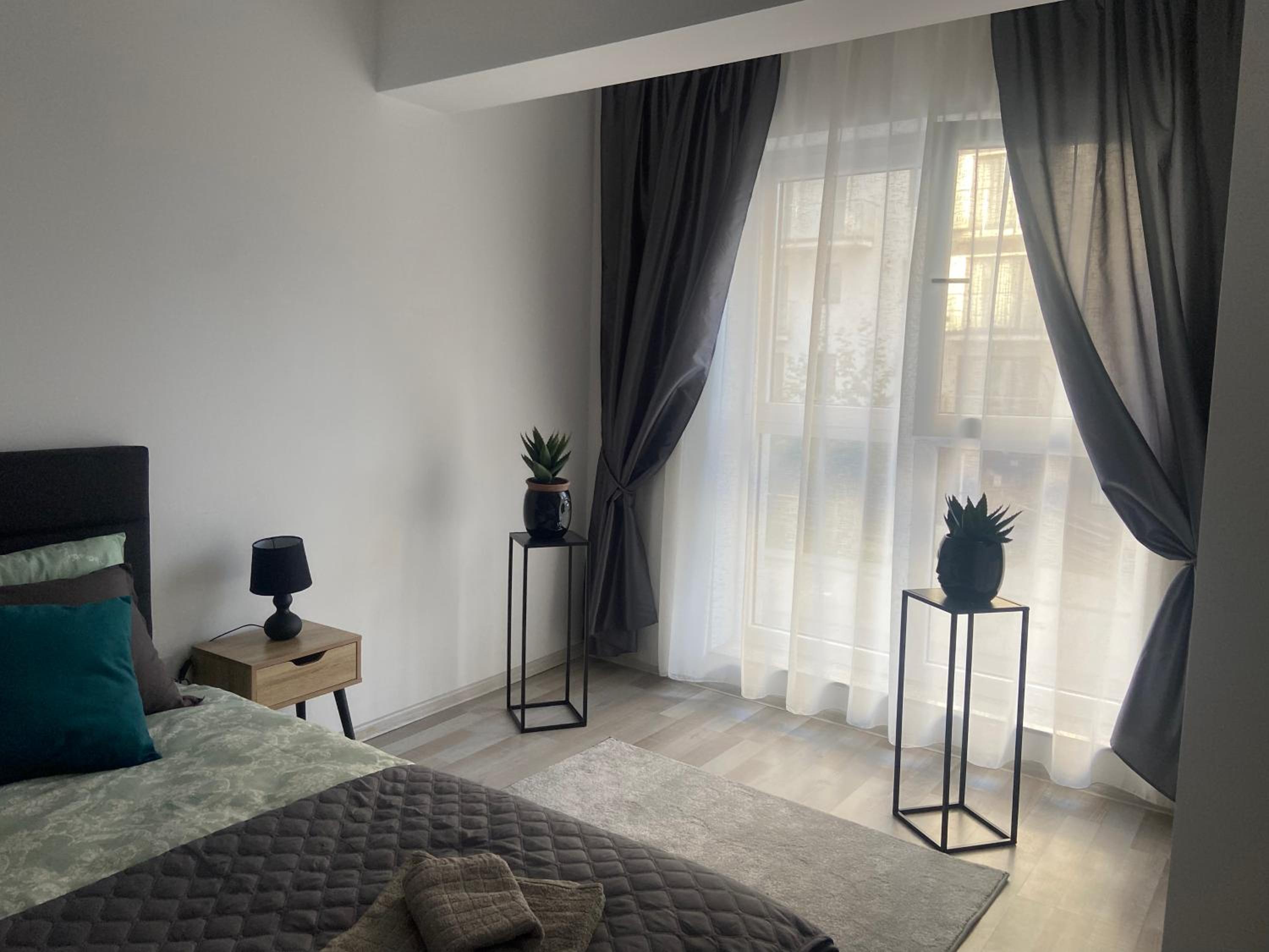Divany Apartaments - Coresi Mall view 3
