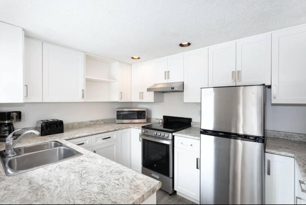 Ski In/Out 2 Bedroom CONDO w/ pool, jacuzzi, parking