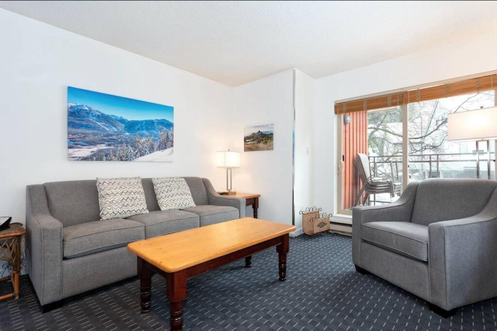 Ski In/Out 2 Bedroom CONDO w/ pool, jacuzzi, parking