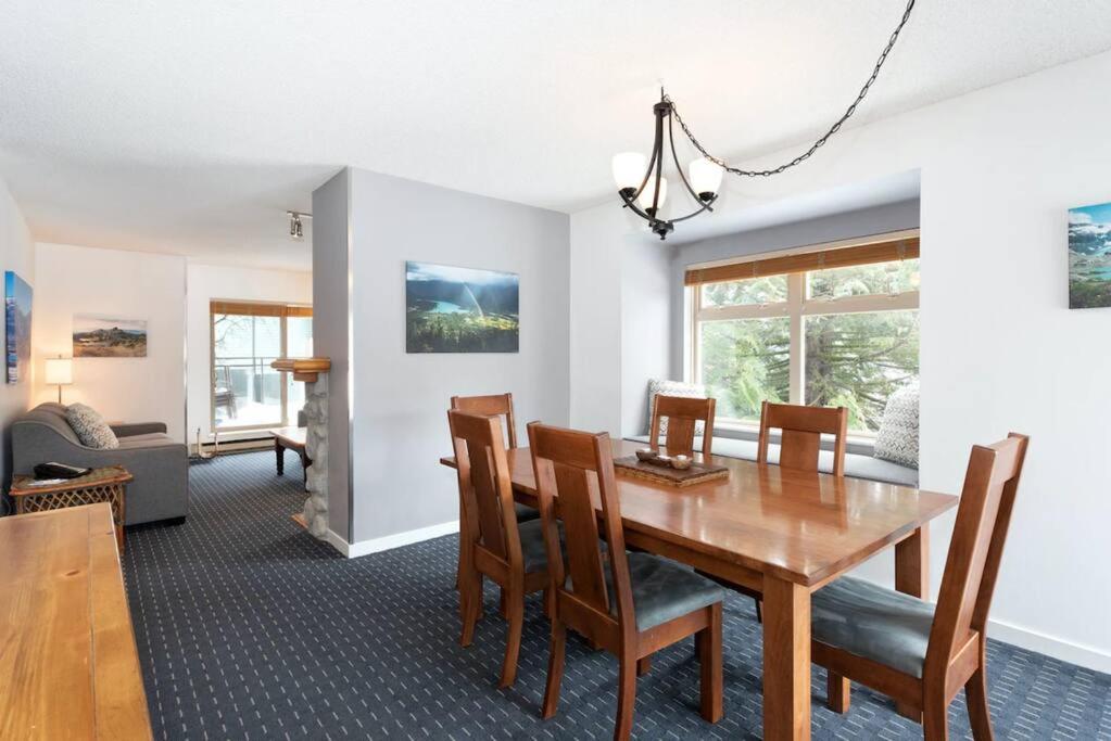 Ski In/Out 2 Bedroom CONDO w/ pool, jacuzzi, parking