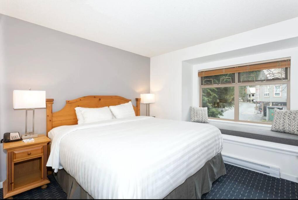 Ski In/Out 2 Bedroom CONDO w/ pool, jacuzzi, parking