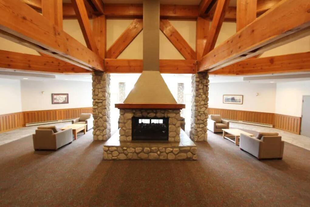 Ski In/Out 2 Bedroom CONDO w/ pool, jacuzzi, parking