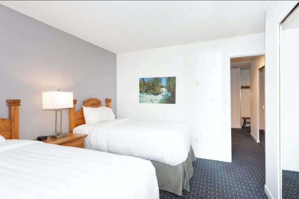 Ski In/Out 2 Bedroom CONDO w/ pool, jacuzzi, parking