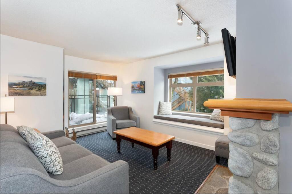 Ski In/Out 2 Bedroom CONDO w/ pool, jacuzzi, parking