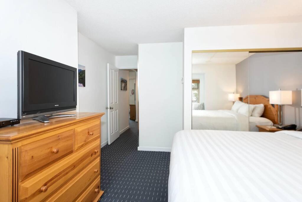 Ski In/Out 2 Bedroom CONDO w/ pool, jacuzzi, parking