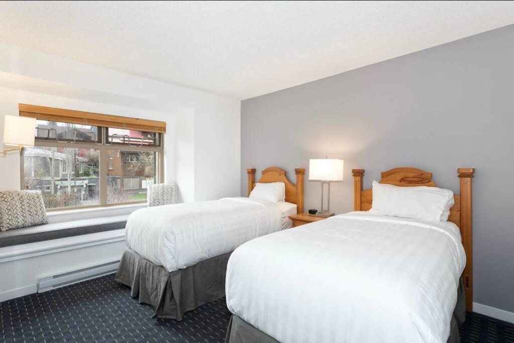 Ski In/Out 2 Bedroom CONDO w/ pool, jacuzzi, parking