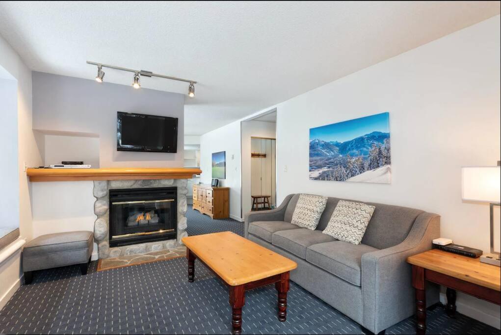 Ski In/Out 2 Bedroom CONDO w/ pool, jacuzzi, parking