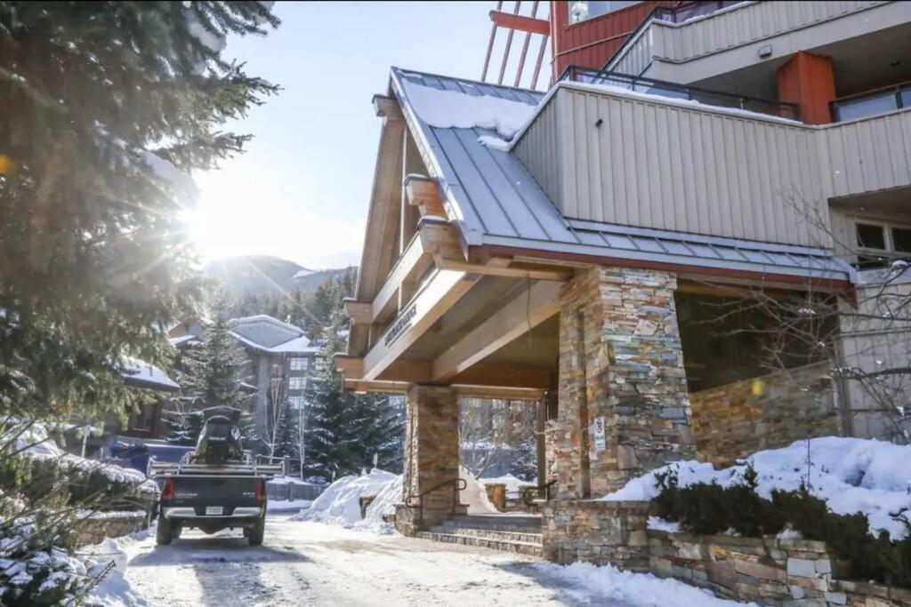 Ski In/Out 2 Bedroom CONDO w/ pool, jacuzzi, parking
