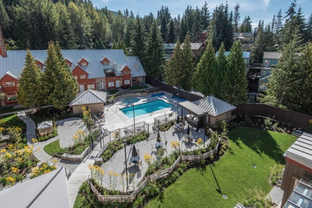 Ski In/Out 2 Bedroom CONDO w/ pool, jacuzzi, parking