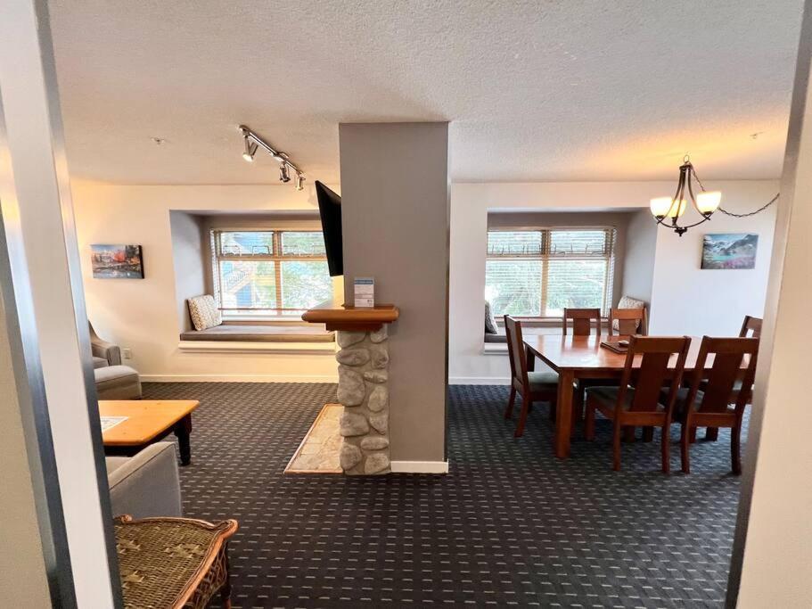 Ski In/Out 2 Bedroom CONDO w/ pool, jacuzzi, parking