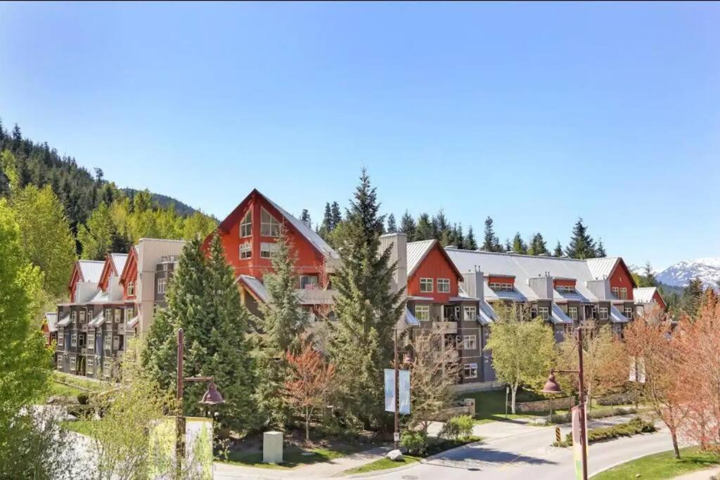 Ski In/Out 2 Bedroom CONDO w/ pool, jacuzzi, parking