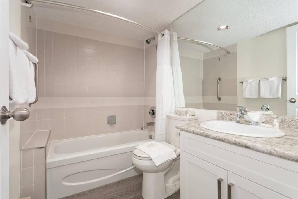 Ski In/Out 2 Bedroom CONDO w/ pool, jacuzzi, parking