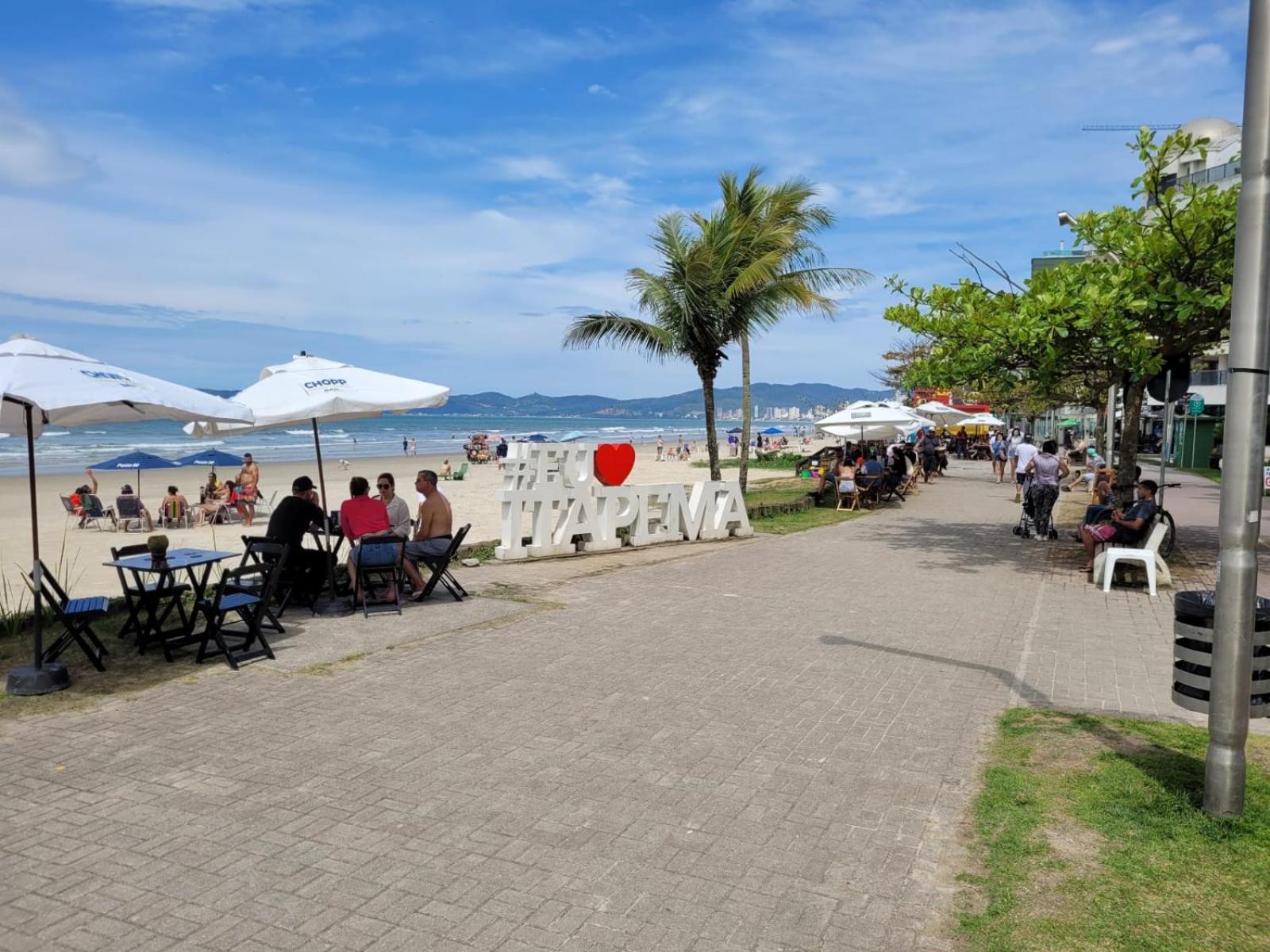 Apartamento 200 metros da praia 03 quartos com ar condicionado - Meia Praia - Itapema