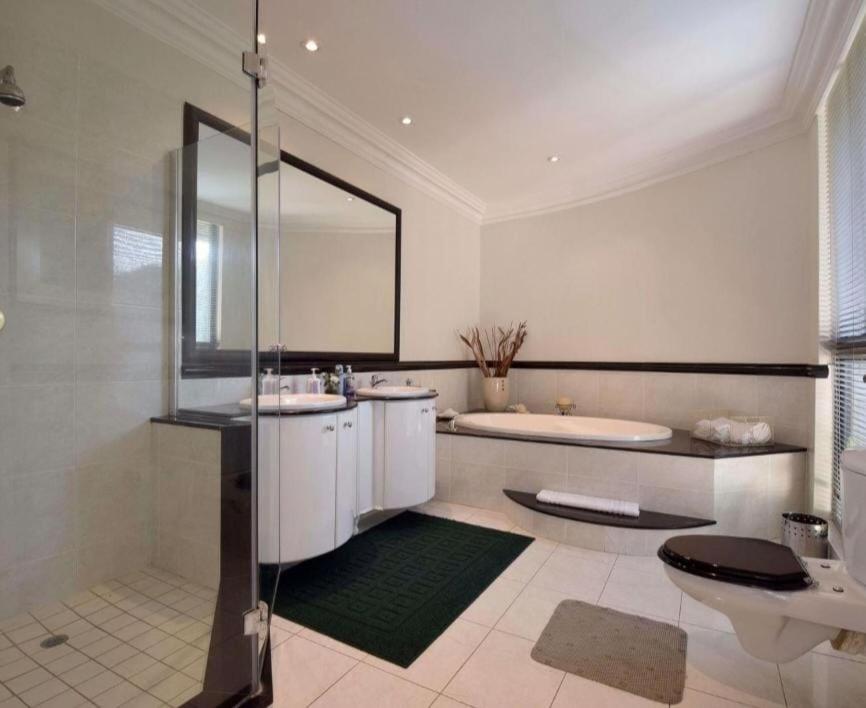 Exceptional 5 bedroom villa with pool view 3