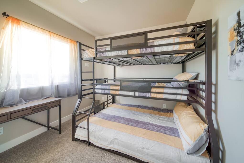 Majestic Zion Cottage with hot tub in Hildale