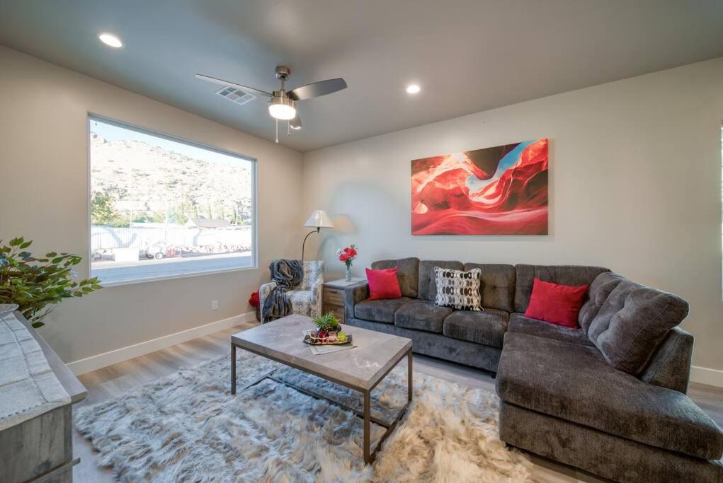 Majestic Zion Cottage with hot tub in Hildale