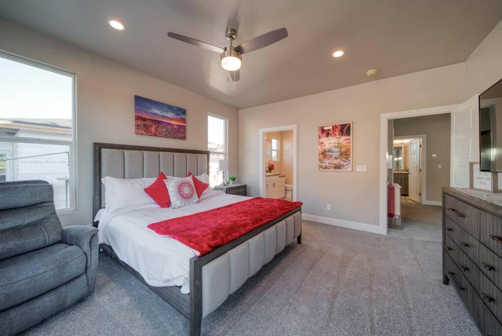 Majestic Zion Cottage with hot tub in Hildale