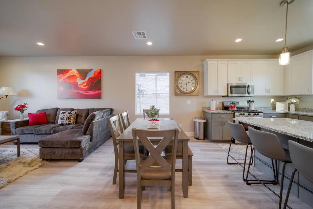 Majestic Zion Cottage with hot tub in Hildale