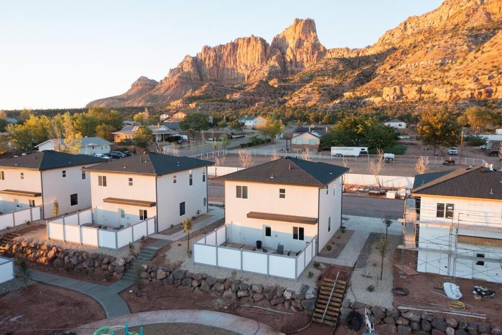 Majestic Zion Cottage with hot tub in Hildale