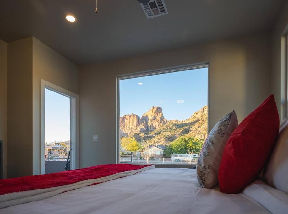 Majestic Zion Cottage with hot tub in Hildale