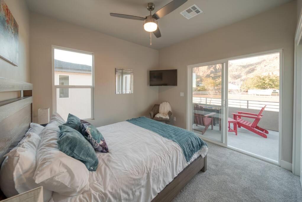 Majestic Zion Cottage with hot tub in Hildale