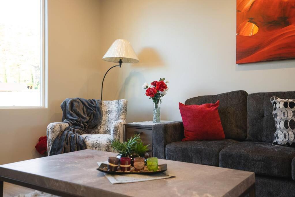 Majestic Zion Cottage with hot tub in Hildale
