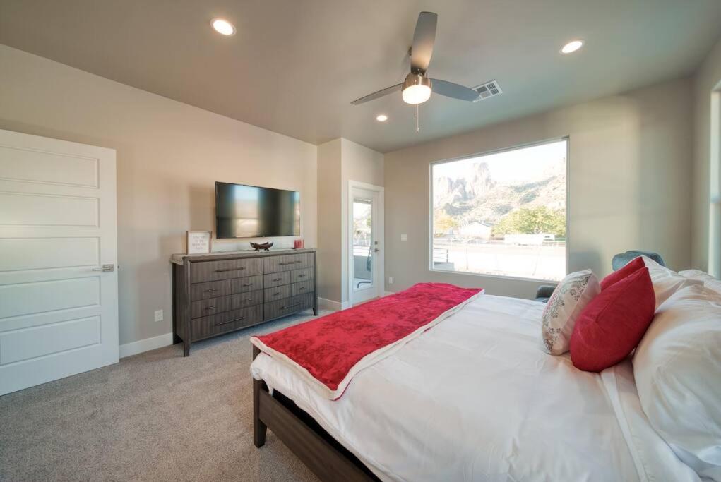 Majestic Zion Cottage with hot tub in Hildale