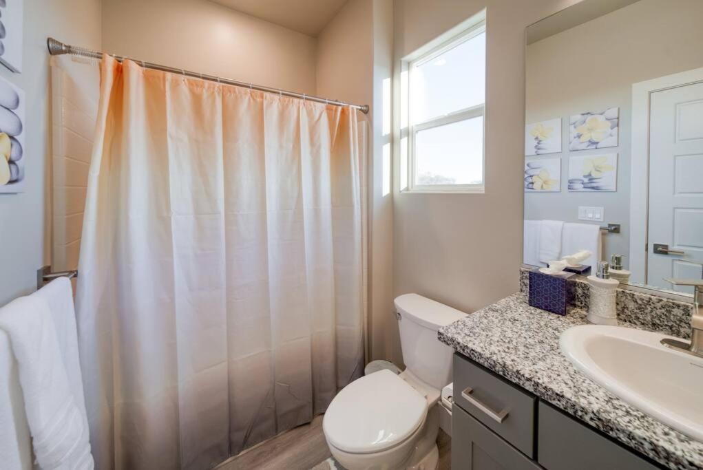 Majestic Zion Cottage with hot tub in Hildale