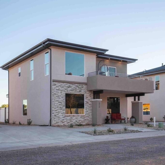 Majestic Zion Cottage with hot tub in Hildale