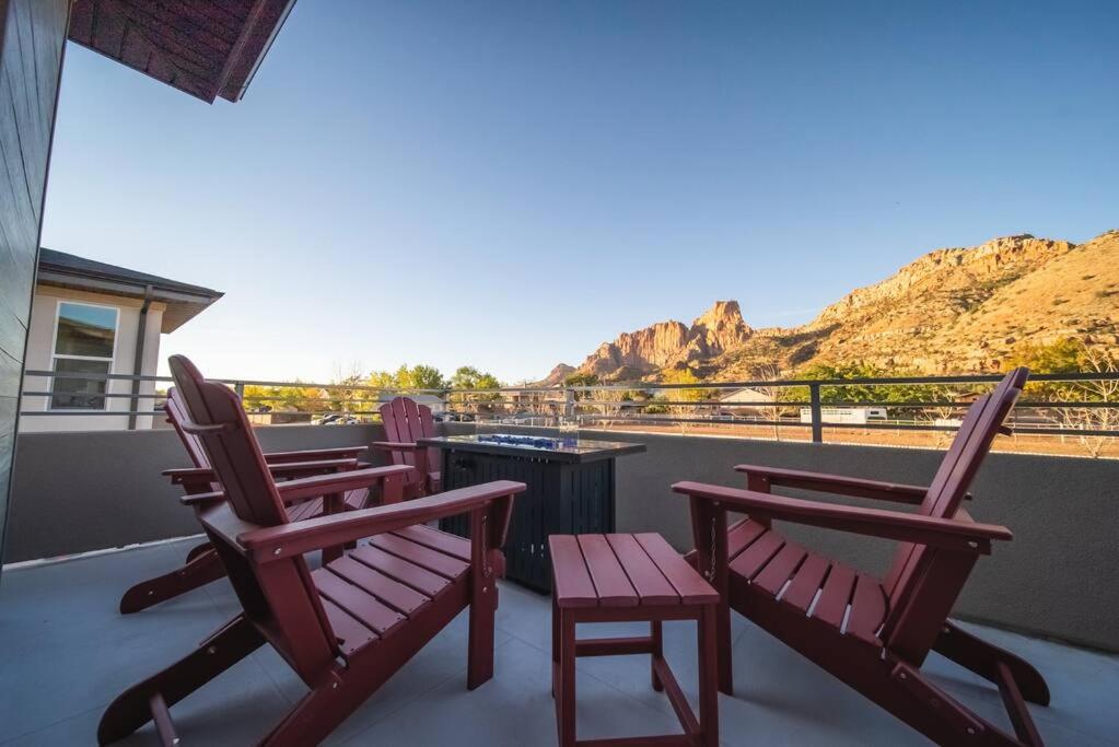 Majestic Zion Cottage with hot tub in Hildale