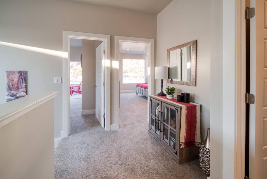 Majestic Zion Cottage with hot tub in Hildale