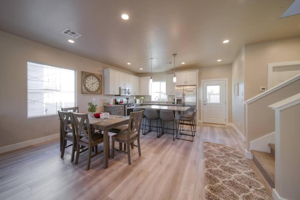 Majestic Zion Cottage with hot tub in Hildale