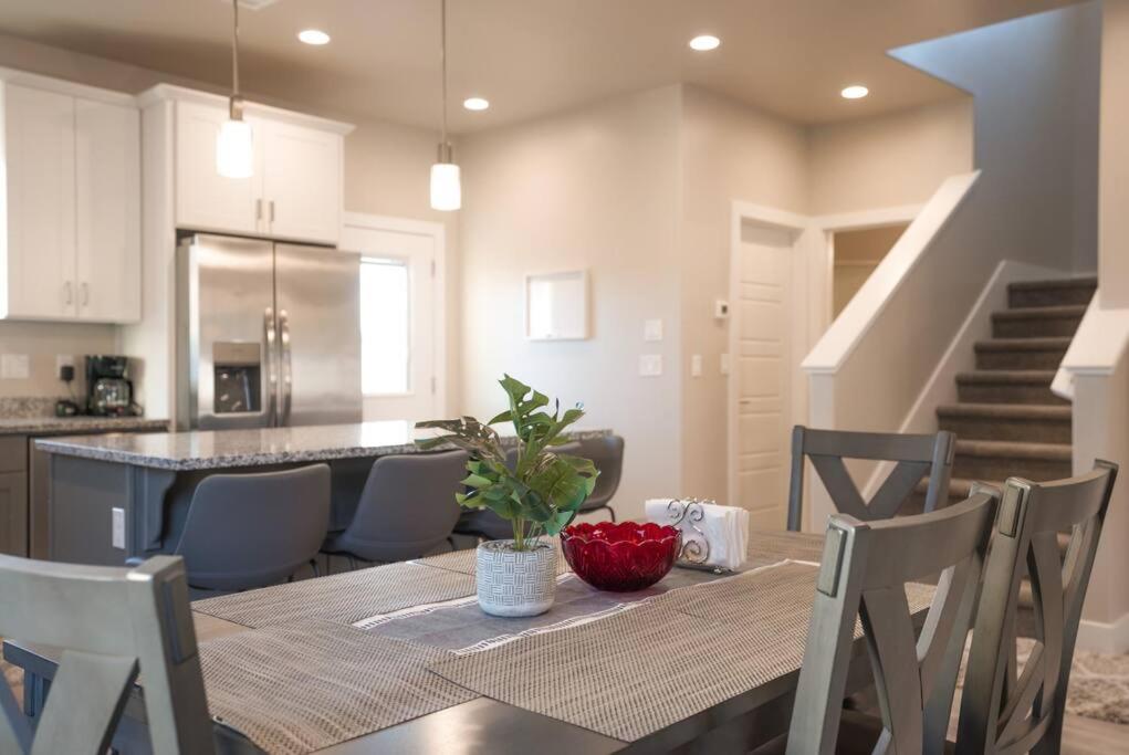Majestic Zion Cottage with hot tub in Hildale