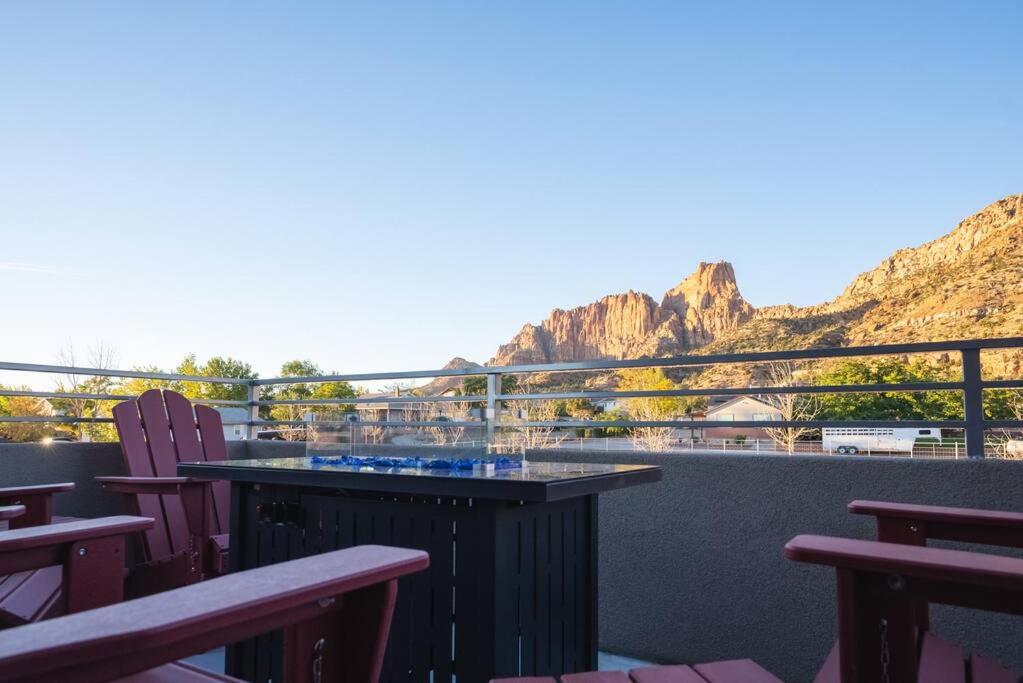 Majestic Zion Cottage with hot tub in Hildale