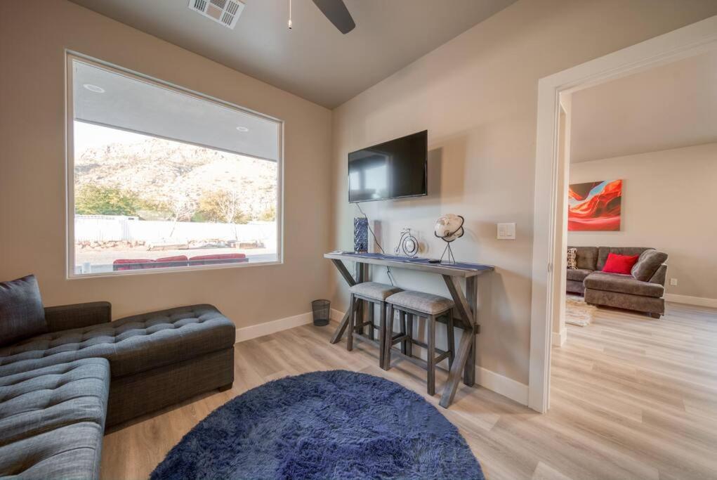 Majestic Zion Cottage with hot tub in Hildale