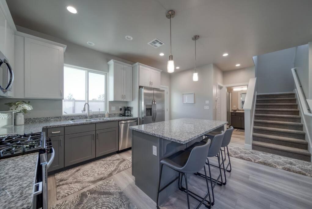 Majestic Zion Cottage with hot tub in Hildale