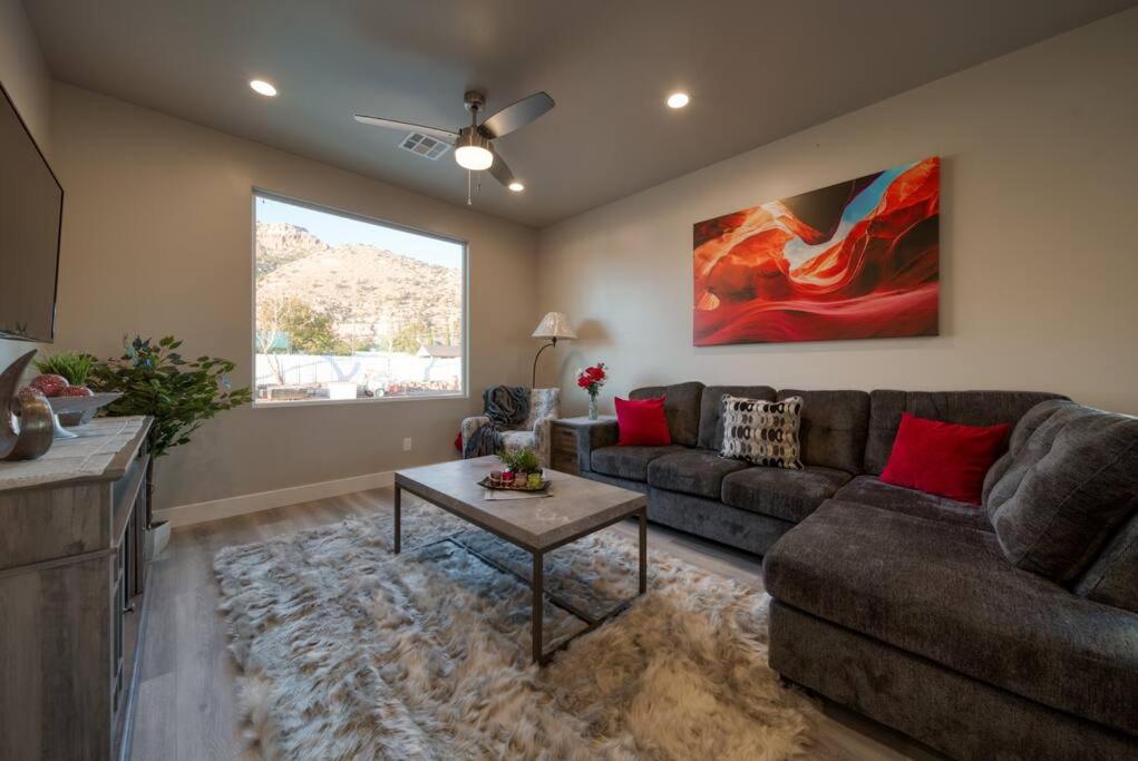 Majestic Zion Cottage with hot tub in Hildale