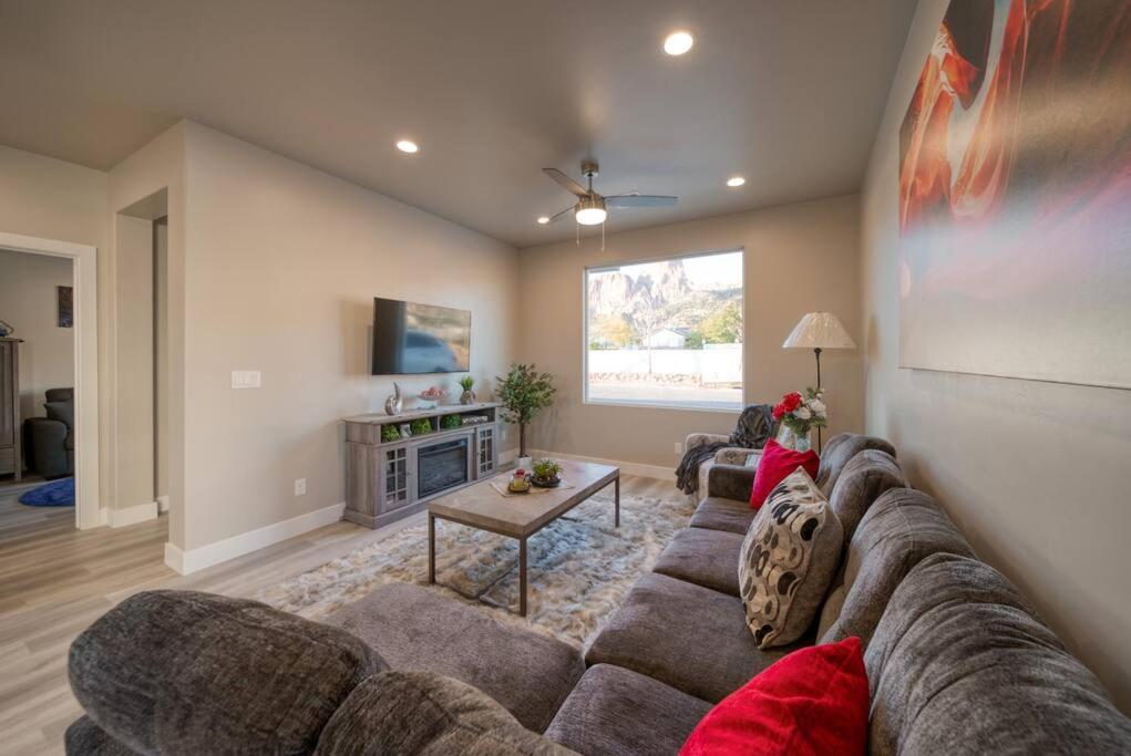 Majestic Zion Cottage with hot tub in Hildale