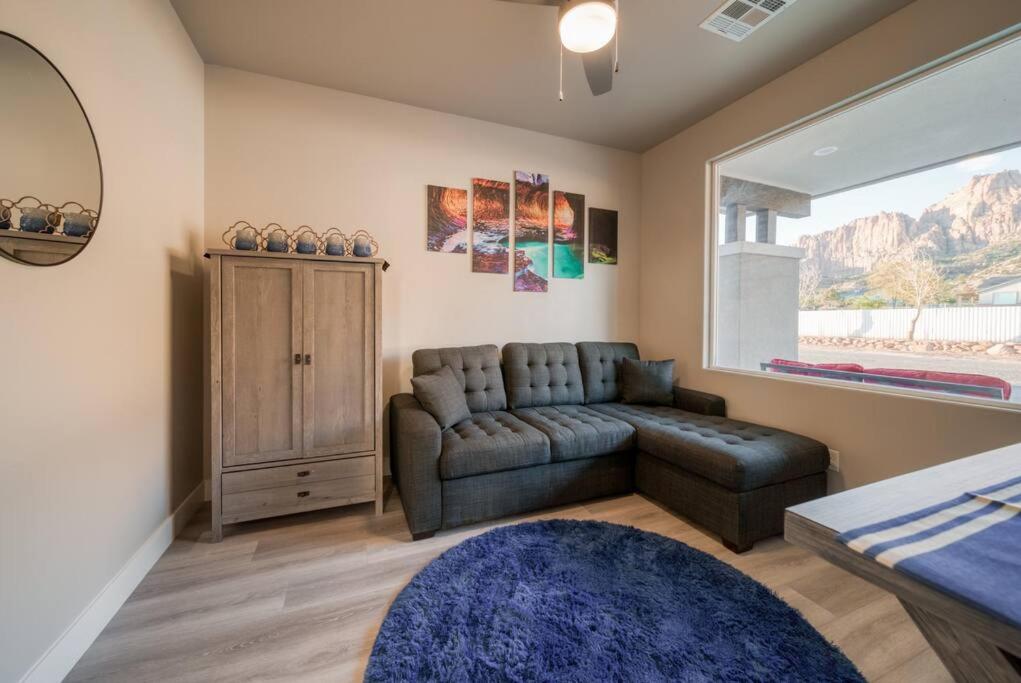 Majestic Zion Cottage with hot tub in Hildale