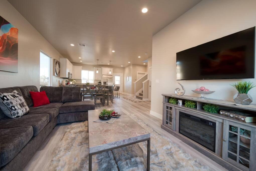 Majestic Zion Cottage with hot tub in Hildale