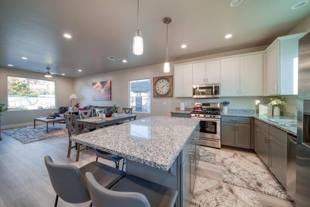 Majestic Zion Cottage with hot tub in Hildale