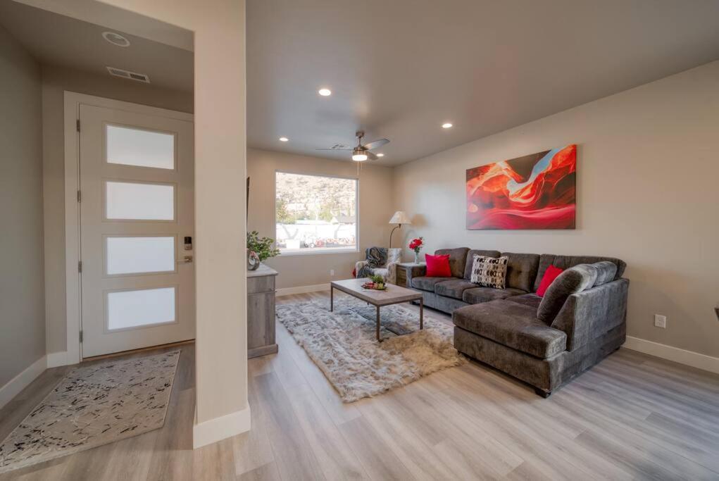 Majestic Zion Cottage with hot tub in Hildale