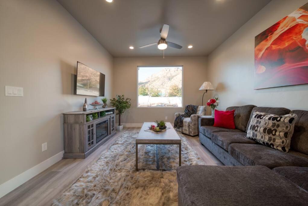 Majestic Zion Cottage with hot tub in Hildale