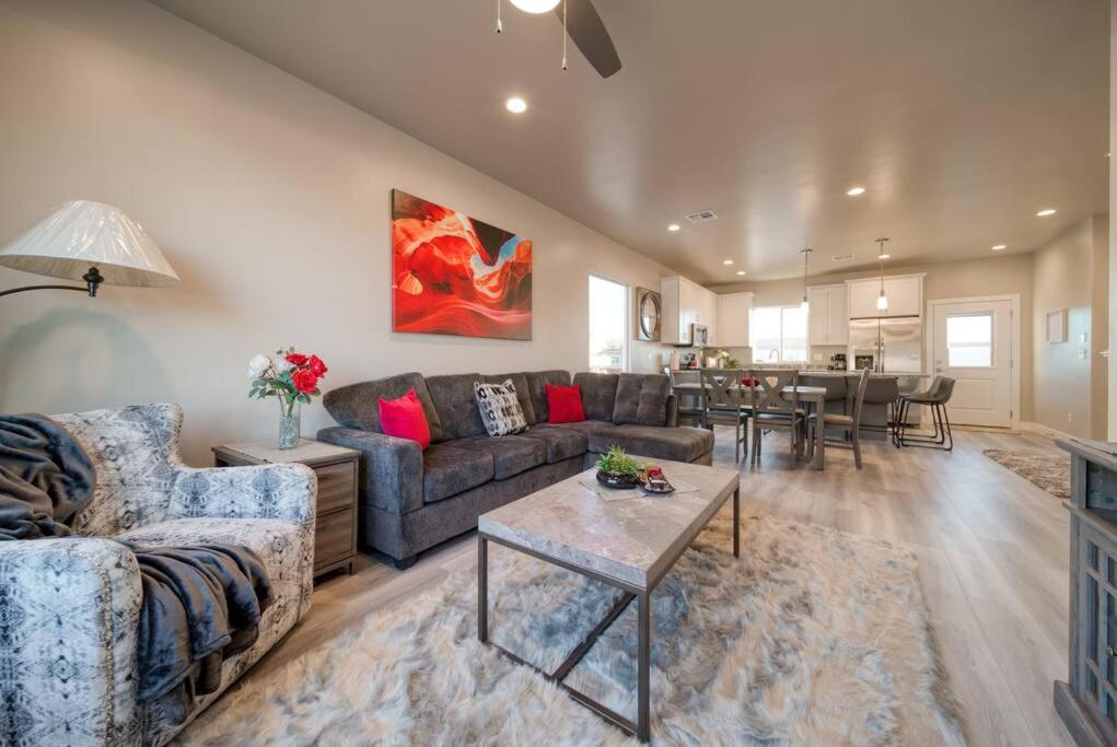 Majestic Zion Cottage with hot tub in Hildale