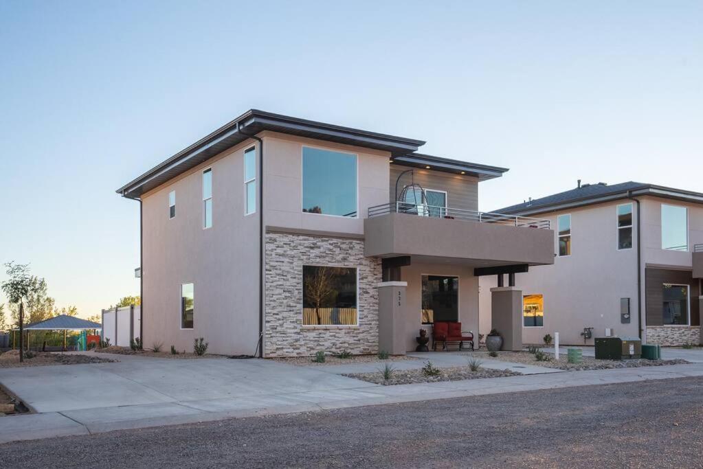Majestic Zion Cottage with hot tub in Hildale