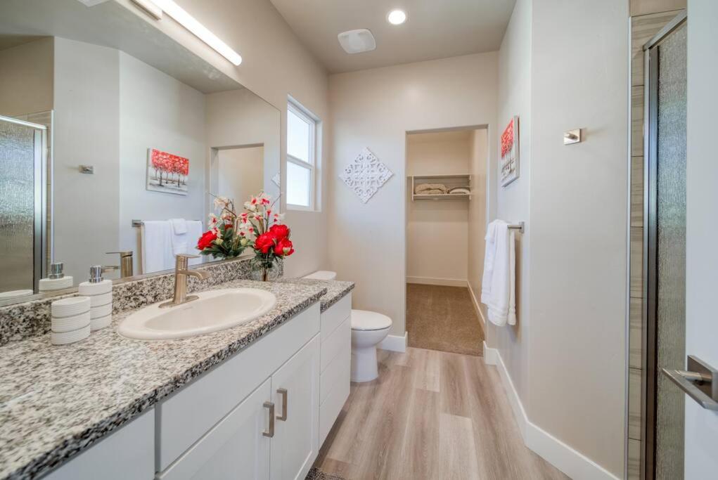 Majestic Zion Cottage with hot tub in Hildale