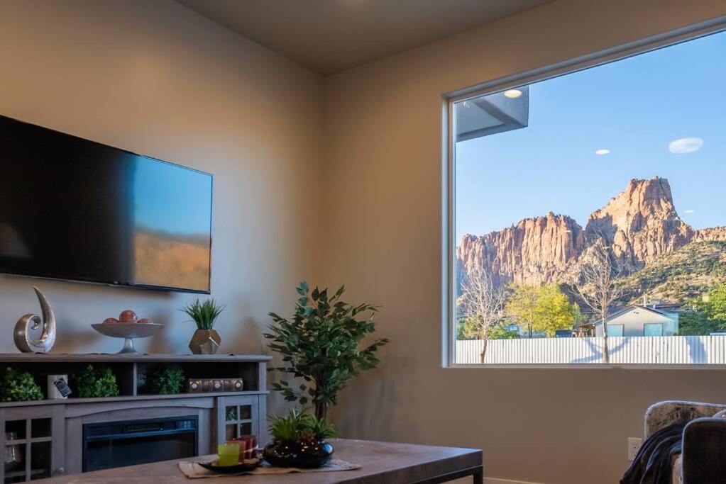 Majestic Zion Cottage with hot tub in Hildale
